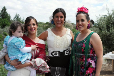 A primera hora de la mañana del sábado 25 de mayo, los romeros se acercaron a la explanada del río situada cerca de los Baños de Fitero para iniciar el recorrido hasta el Barranco, donde se celebró la misa rociera. Ya de vuelta al pueblo, los participantes disfrutaron de una comida popular en la plaza de San Raimundo que estuvo amenizada por el baile de sevillanas y en la que participó el coro rociero Senda Ancha.