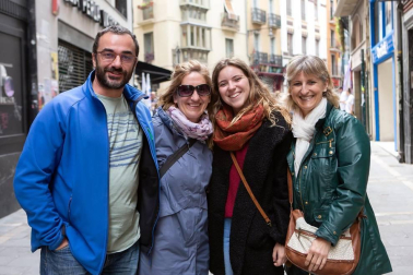 El sábado 25 de mayo se celebró, con más de medio centenar de actividades, el Día del Casco Viejo. La corporación txiki se encargó de abrir los festejos con el pregón, que tuvo lugar en la plaza de Santa Ana a las once de la mañana. A partir de ese momento, calles y plazas de este barrio iniciaron una espiral de actividades festivas que llenaron de color el corazón de Pamplona. ¡Click! se acercó a las ferias artesanas ubicadas en la plaza de San Nicolás y la calle Mercaderes.