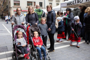 El sábado 25 de mayo se celebró, con más de medio centenar de actividades, el Día del Casco Viejo. La corporación txiki se encargó de abrir los festejos con el pregón, que tuvo lugar en la plaza de Santa Ana a las once de la mañana. A partir de ese momento, calles y plazas de este barrio iniciaron una espiral de actividades festivas que llenaron de color el corazón de Pamplona. ¡Click! se acercó a las ferias artesanas ubicadas en la plaza de San Nicolás y la calle Mercaderes.
