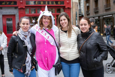 El sábado 25 de mayo se celebró, con más de medio centenar de actividades, el Día del Casco Viejo. La corporación txiki se encargó de abrir los festejos con el pregón, que tuvo lugar en la plaza de Santa Ana a las once de la mañana. A partir de ese momento, calles y plazas de este barrio iniciaron una espiral de actividades festivas que llenaron de color el corazón de Pamplona. ¡Click! se acercó a las ferias artesanas ubicadas en la plaza de San Nicolás y la calle Mercaderes.