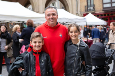 El sábado 25 de mayo se celebró, con más de medio centenar de actividades, el Día del Casco Viejo. La corporación txiki se encargó de abrir los festejos con el pregón, que tuvo lugar en la plaza de Santa Ana a las once de la mañana. A partir de ese momento, calles y plazas de este barrio iniciaron una espiral de actividades festivas que llenaron de color el corazón de Pamplona. ¡Click! se acercó a las ferias artesanas ubicadas en la plaza de San Nicolás y la calle Mercaderes.