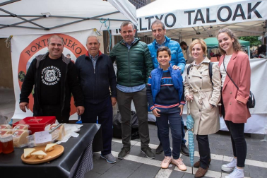 El sábado 25 de mayo se celebró, con más de medio centenar de actividades, el Día del Casco Viejo. La corporación txiki se encargó de abrir los festejos con el pregón, que tuvo lugar en la plaza de Santa Ana a las once de la mañana. A partir de ese momento, calles y plazas de este barrio iniciaron una espiral de actividades festivas que llenaron de color el corazón de Pamplona. ¡Click! se acercó a las ferias artesanas ubicadas en la plaza de San Nicolás y la calle Mercaderes.