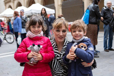 El sábado 25 de mayo se celebró, con más de medio centenar de actividades, el Día del Casco Viejo. La corporación txiki se encargó de abrir los festejos con el pregón, que tuvo lugar en la plaza de Santa Ana a las once de la mañana. A partir de ese momento, calles y plazas de este barrio iniciaron una espiral de actividades festivas que llenaron de color el corazón de Pamplona. ¡Click! se acercó a las ferias artesanas ubicadas en la plaza de San Nicolás y la calle Mercaderes.