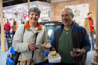 El sábado 25 los mercados municipales de Pamplona celebraron diferentes degustaciones bajo el título 'Saborea la primavera'. La cámara de ¡Click! se acercó al mercado de Santo Domingo, donde la sociedad Napardi se encargó de repartir 300 pinchos de cordero al chilindrón. El dinero recaudado se destinará a GERNA (Grupo de Enfermedades Raras de Navarra).