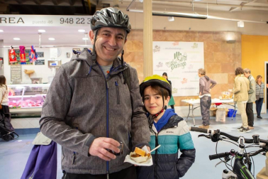 El sábado 25 los mercados municipales de Pamplona celebraron diferentes degustaciones bajo el título 'Saborea la primavera'. La cámara de ¡Click! se acercó al mercado de Santo Domingo, donde la sociedad Napardi se encargó de repartir 300 pinchos de cordero al chilindrón. El dinero recaudado se destinará a GERNA (Grupo de Enfermedades Raras de Navarra).