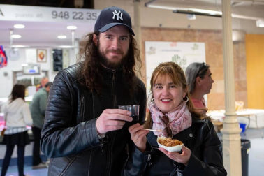 El sábado 25 los mercados municipales de Pamplona celebraron diferentes degustaciones bajo el título 'Saborea la primavera'. La cámara de ¡Click! se acercó al mercado de Santo Domingo, donde la sociedad Napardi se encargó de repartir 300 pinchos de cordero al chilindrón. El dinero recaudado se destinará a GERNA (Grupo de Enfermedades Raras de Navarra).