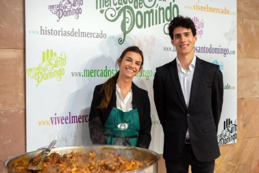 El sábado 25 los mercados municipales de Pamplona celebraron diferentes degustaciones bajo el título 'Saborea la primavera'. La cámara de ¡Click! se acercó al mercado de Santo Domingo, donde la sociedad Napardi se encargó de repartir 300 pinchos de cordero al chilindrón. El dinero recaudado se destinará a GERNA (Grupo de Enfermedades Raras de Navarra).