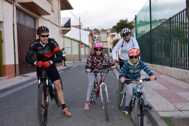 Los vecinos de Ablitas se concentraron el sábado 25 de mayo junto al colegio público San Babil para disfrutar del Día de la Bicicleta. Desde este punto dio inicio la marcha ciclista que llevó a los participantes hasta la Laguna de Lor y la finca de la bodega Pago de Cirsus. Una jornada familiar, deportiva y festiva que estuvo organizada por la Mancomunidad deportiva Navarra sur.