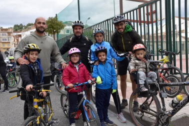 Los vecinos de Ablitas se concentraron el sábado 25 de mayo junto al colegio público San Babil para disfrutar del Día de la Bicicleta. Desde este punto dio inicio la marcha ciclista que llevó a los participantes hasta la Laguna de Lor y la finca de la bodega Pago de Cirsus. Una jornada familiar, deportiva y festiva que estuvo organizada por la Mancomunidad deportiva Navarra sur.