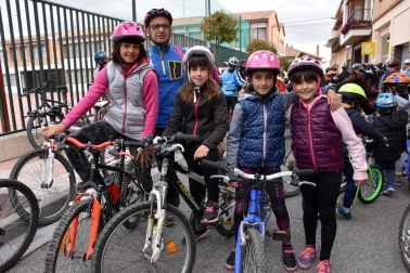 Los vecinos de Ablitas se concentraron el sábado 25 de mayo junto al colegio público San Babil para disfrutar del Día de la Bicicleta. Desde este punto dio inicio la marcha ciclista que llevó a los participantes hasta la Laguna de Lor y la finca de la bodega Pago de Cirsus. Una jornada familiar, deportiva y festiva que estuvo organizada por la Mancomunidad deportiva Navarra sur.