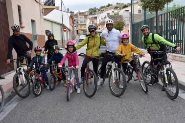 Los vecinos de Ablitas se concentraron el sábado 25 de mayo junto al colegio público San Babil para disfrutar del Día de la Bicicleta. Desde este punto dio inicio la marcha ciclista que llevó a los participantes hasta la Laguna de Lor y la finca de la bodega Pago de Cirsus. Una jornada familiar, deportiva y festiva que estuvo organizada por la Mancomunidad deportiva Navarra sur.