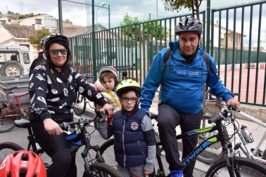 Los vecinos de Ablitas se concentraron el sábado 25 de mayo junto al colegio público San Babil para disfrutar del Día de la Bicicleta. Desde este punto dio inicio la marcha ciclista que llevó a los participantes hasta la Laguna de Lor y la finca de la bodega Pago de Cirsus. Una jornada familiar, deportiva y festiva que estuvo organizada por la Mancomunidad deportiva Navarra sur.