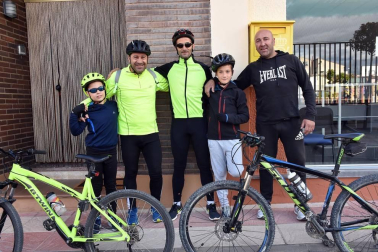 Los vecinos de Ablitas se concentraron el sábado 25 de mayo junto al colegio público San Babil para disfrutar del Día de la Bicicleta. Desde este punto dio inicio la marcha ciclista que llevó a los participantes hasta la Laguna de Lor y la finca de la bodega Pago de Cirsus. Una jornada familiar, deportiva y festiva que estuvo organizada por la Mancomunidad deportiva Navarra sur.