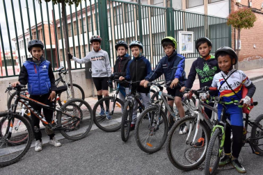 Los vecinos de Ablitas se concentraron el sábado 25 de mayo junto al colegio público San Babil para disfrutar del Día de la Bicicleta. Desde este punto dio inicio la marcha ciclista que llevó a los participantes hasta la Laguna de Lor y la finca de la bodega Pago de Cirsus. Una jornada familiar, deportiva y festiva que estuvo organizada por la Mancomunidad deportiva Navarra sur.