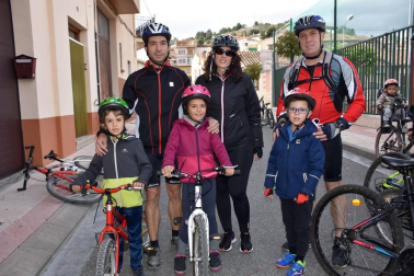 Los vecinos de Ablitas se concentraron el sábado 25 de mayo junto al colegio público San Babil para disfrutar del Día de la Bicicleta. Desde este punto dio inicio la marcha ciclista que llevó a los participantes hasta la Laguna de Lor y la finca de la bodega Pago de Cirsus. Una jornada familiar, deportiva y festiva que estuvo organizada por la Mancomunidad deportiva Navarra sur.