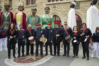 El domingo 26 de mayo se cerró una nueva edición de las fiestas que los estelleses dedican a la Virgen del Puy. Los gigantes y los gaiteros protagonizaron esta jornada, en la que diferentes comparsas bailaron por las calles de la ciudad hasta encontrarse en la plaza de San Martín, desde donde se dirigieron a la de los Fueros para cerrar su actuación.