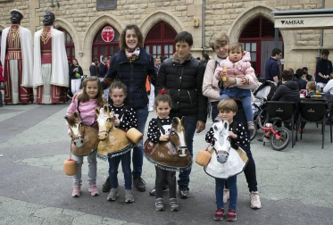 El domingo 26 de mayo se cerró una nueva edición de las fiestas que los estelleses dedican a la Virgen del Puy. Los gigantes y los gaiteros protagonizaron esta jornada, en la que diferentes comparsas bailaron por las calles de la ciudad hasta encontrarse en la plaza de San Martín, desde donde se dirigieron a la de los Fueros para cerrar su actuación.