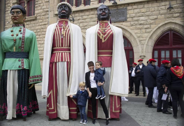 El domingo 26 de mayo se cerró una nueva edición de las fiestas que los estelleses dedican a la Virgen del Puy. Los gigantes y los gaiteros protagonizaron esta jornada, en la que diferentes comparsas bailaron por las calles de la ciudad hasta encontrarse en la plaza de San Martín, desde donde se dirigieron a la de los Fueros para cerrar su actuación.