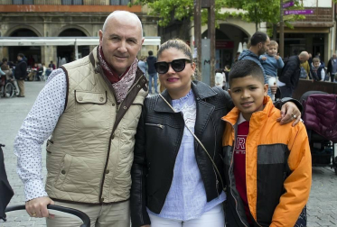 El domingo 26 de mayo se cerró una nueva edición de las fiestas que los estelleses dedican a la Virgen del Puy. Los gigantes y los gaiteros protagonizaron esta jornada, en la que diferentes comparsas bailaron por las calles de la ciudad hasta encontrarse en la plaza de San Martín, desde donde se dirigieron a la de los Fueros para cerrar su actuación.