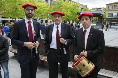 El domingo 26 de mayo se cerró una nueva edición de las fiestas que los estelleses dedican a la Virgen del Puy. Los gigantes y los gaiteros protagonizaron esta jornada, en la que diferentes comparsas bailaron por las calles de la ciudad hasta encontrarse en la plaza de San Martín, desde donde se dirigieron a la de los Fueros para cerrar su actuación.
