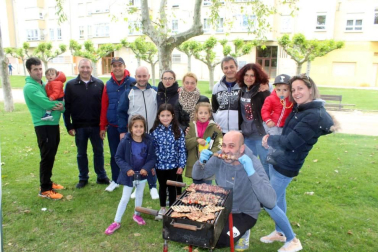 Los vecinos de esta localidad de la Comarca de Pamplona celebraron su día el sábado 25 de mayo. La cámara de ¡Click! se acercó a disfrutar junto a ellos del baile de los gigantes y de la posterior comida popular, en la que calderetes y carne a la brasa se rifaron protagonismo.