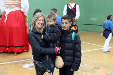 Los vecinos de esta localidad de la Comarca de Pamplona celebraron su día el sábado 25 de mayo. La cámara de ¡Click! se acercó a disfrutar junto a ellos del baile de los gigantes y de la posterior comida popular, en la que calderetes y carne a la brasa se rifaron protagonismo.