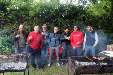 Los vecinos de esta localidad de la Comarca de Pamplona celebraron su día el sábado 25 de mayo. La cámara de ¡Click! se acercó a disfrutar junto a ellos del baile de los gigantes y de la posterior comida popular, en la que calderetes y carne a la brasa se rifaron protagonismo.
