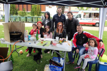 Los vecinos de esta localidad de la Comarca de Pamplona celebraron su día el sábado 25 de mayo. La cámara de ¡Click! se acercó a disfrutar junto a ellos del baile de los gigantes y de la posterior comida popular, en la que calderetes y carne a la brasa se rifaron protagonismo.