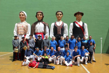 Los vecinos de esta localidad de la Comarca de Pamplona celebraron su día el sábado 25 de mayo. La cámara de ¡Click! se acercó a disfrutar junto a ellos del baile de los gigantes y de la posterior comida popular, en la que calderetes y carne a la brasa se rifaron protagonismo.