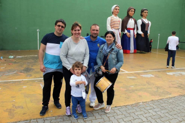 Los vecinos de esta localidad de la Comarca de Pamplona celebraron su día el sábado 25 de mayo. La cámara de ¡Click! se acercó a disfrutar junto a ellos del baile de los gigantes y de la posterior comida popular, en la que calderetes y carne a la brasa se rifaron protagonismo.