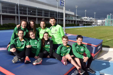 Sin duda, uno de los centros con mayor actividad deportiva en Navarra es el Estadio de Larrabide. Cualquier fin de semana todas sus instalaciones, tanto las exteriores como las interiores, acogen multitud de competiciones de varios deportes correspondientes a los Campeonatos Navarros, Juegos Deportivos de Navarra y otras competiciones. En esta ocasión, el atletismo, el tenis de mesa, el baloncesto o la pelota fueron los primeros protagonistas de un gran fin de semana de deporte.