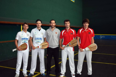 Sin duda, uno de los centros con mayor actividad deportiva en Navarra es el Estadio de Larrabide. Cualquier fin de semana todas sus instalaciones, tanto las exteriores como las interiores, acogen multitud de competiciones de varios deportes correspondientes a los Campeonatos Navarros, Juegos Deportivos de Navarra y otras competiciones. En esta ocasión, el atletismo, el tenis de mesa, el baloncesto o la pelota fueron los primeros protagonistas de un gran fin de semana de deporte.