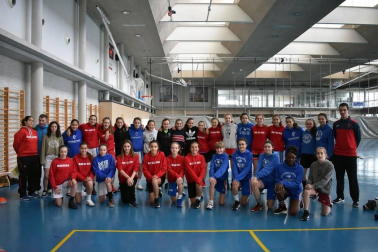 Sin duda, uno de los centros con mayor actividad deportiva en Navarra es el Estadio de Larrabide. Cualquier fin de semana todas sus instalaciones, tanto las exteriores como las interiores, acogen multitud de competiciones de varios deportes correspondientes a los Campeonatos Navarros, Juegos Deportivos de Navarra y otras competiciones. En esta ocasión, el atletismo, el tenis de mesa, el baloncesto o la pelota fueron los primeros protagonistas de un gran fin de semana de deporte.