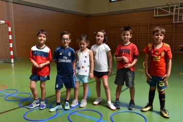 La mañana del 1 de junio los más pequeños de Corella pudieron disfrutar de dos eventos especialmente dirigidos a ellos. Por un lado, el polideportivo Miguel Indurain acogió la segunda edición de la Jornada de Multideportes, en la que también participaron pequeños de Cintruénigo. Y en la piscina municipal se celebró la fiesta de la Apyma, con hinchables, atracciones y un campeonato de pádel dirigido a los alumnos de primaria.