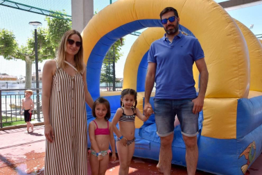 La mañana del 1 de junio los más pequeños de Corella pudieron disfrutar de dos eventos especialmente dirigidos a ellos. Por un lado, el polideportivo Miguel Indurain acogió la segunda edición de la Jornada de Multideportes, en la que también participaron pequeños de Cintruénigo. Y en la piscina municipal se celebró la fiesta de la Apyma, con hinchables, atracciones y un campeonato de pádel dirigido a los alumnos de primaria.