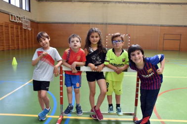 La mañana del 1 de junio los más pequeños de Corella pudieron disfrutar de dos eventos especialmente dirigidos a ellos. Por un lado, el polideportivo Miguel Indurain acogió la segunda edición de la Jornada de Multideportes, en la que también participaron pequeños de Cintruénigo. Y en la piscina municipal se celebró la fiesta de la Apyma, con hinchables, atracciones y un campeonato de pádel dirigido a los alumnos de primaria.