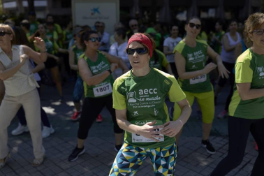 La Asociación Española Contra el Cáncer (AECC) puso en marcha el domingo 2 de junio la VI Marcha Contra el Cáncer en Navarra. Cinco kilómetros de recorrido que partieron de la Ciudadela y finalizaron en el Paseo de Sarasate en una marcha de carácter lúdico y solidario cuyos beneficios serán entregados íntegramente a investigación de esta enfermedad.