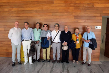 La Universidad para Mayores Francisco Ynduráin, que celebra su 20 aniversario, cerró el 1 de junio el curso académico 2018-19 con la entrega de los correspondientes diplomas a los estudiantes, la apertura de una exposición en la Casa de Cultura de Aoiz y una comida final de confraternización en el restaurante Beti Jai.