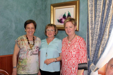 La Universidad para Mayores Francisco Ynduráin, que celebra su 20 aniversario, cerró el 1 de junio el curso académico 2018-19 con la entrega de los correspondientes diplomas a los estudiantes, la apertura de una exposición en la Casa de Cultura de Aoiz y una comida final de confraternización en el restaurante Beti Jai.