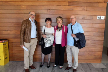 La Universidad para Mayores Francisco Ynduráin, que celebra su 20 aniversario, cerró el 1 de junio el curso académico 2018-19 con la entrega de los correspondientes diplomas a los estudiantes, la apertura de una exposición en la Casa de Cultura de Aoiz y una comida final de confraternización en el restaurante Beti Jai.