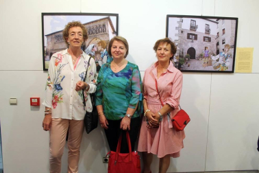 La Universidad para Mayores Francisco Ynduráin, que celebra su 20 aniversario, cerró el 1 de junio el curso académico 2018-19 con la entrega de los correspondientes diplomas a los estudiantes, la apertura de una exposición en la Casa de Cultura de Aoiz y una comida final de confraternización en el restaurante Beti Jai.