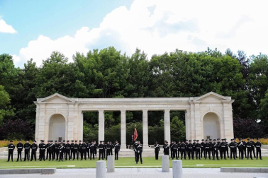 En las mismas costas de Normandía que hace 75 años hollaron 130.000 hombres para derrotar a la Alemania nazi, los líderes de los países aliados en el desembarco trataron este jueves de reanimar una alianza que vive uno de sus momentos más bajos. Las conmemoraciones se completaron con otros homenajes nacionales en varios lugares de la geografía normanda por parte de los países que también estuvieron implicados en el Día D.