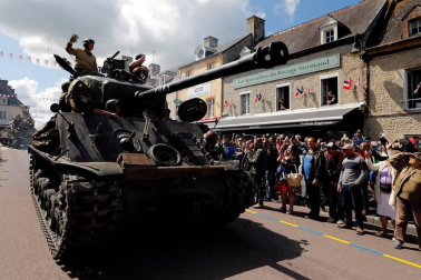 En las mismas costas de Normandía que hace 75 años hollaron 130.000 hombres para derrotar a la Alemania nazi, los líderes de los países aliados en el desembarco trataron este jueves de reanimar una alianza que vive uno de sus momentos más bajos. Las conmemoraciones se completaron con otros homenajes nacionales en varios lugares de la geografía normanda por parte de los países que también estuvieron implicados en el Día D.
