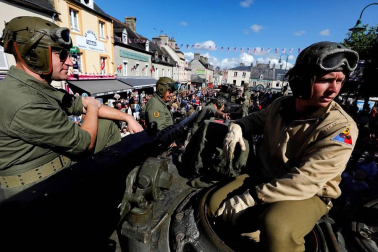 En las mismas costas de Normandía que hace 75 años hollaron 130.000 hombres para derrotar a la Alemania nazi, los líderes de los países aliados en el desembarco trataron este jueves de reanimar una alianza que vive uno de sus momentos más bajos. Las conmemoraciones se completaron con otros homenajes nacionales en varios lugares de la geografía normanda por parte de los países que también estuvieron implicados en el Día D.
