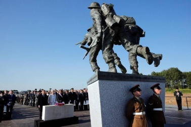 En las mismas costas de Normandía que hace 75 años hollaron 130.000 hombres para derrotar a la Alemania nazi, los líderes de los países aliados en el desembarco trataron este jueves de reanimar una alianza que vive uno de sus momentos más bajos. Las conmemoraciones se completaron con otros homenajes nacionales en varios lugares de la geografía normanda por parte de los países que también estuvieron implicados en el Día D.