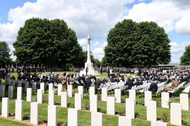 En las mismas costas de Normandía que hace 75 años hollaron 130.000 hombres para derrotar a la Alemania nazi, los líderes de los países aliados en el desembarco trataron este jueves de reanimar una alianza que vive uno de sus momentos más bajos. Las conmemoraciones se completaron con otros homenajes nacionales en varios lugares de la geografía normanda por parte de los países que también estuvieron implicados en el Día D.