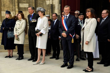 En las mismas costas de Normandía que hace 75 años hollaron 130.000 hombres para derrotar a la Alemania nazi, los líderes de los países aliados en el desembarco trataron este jueves de reanimar una alianza que vive uno de sus momentos más bajos. Las conmemoraciones se completaron con otros homenajes nacionales en varios lugares de la geografía normanda por parte de los países que también estuvieron implicados en el Día D.