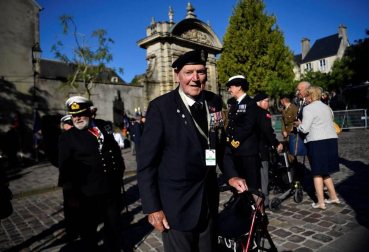 En las mismas costas de Normandía que hace 75 años hollaron 130.000 hombres para derrotar a la Alemania nazi, los líderes de los países aliados en el desembarco trataron este jueves de reanimar una alianza que vive uno de sus momentos más bajos. Las conmemoraciones se completaron con otros homenajes nacionales en varios lugares de la geografía normanda por parte de los países que también estuvieron implicados en el Día D.