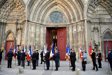 En las mismas costas de Normandía que hace 75 años hollaron 130.000 hombres para derrotar a la Alemania nazi, los líderes de los países aliados en el desembarco trataron este jueves de reanimar una alianza que vive uno de sus momentos más bajos. Las conmemoraciones se completaron con otros homenajes nacionales en varios lugares de la geografía normanda por parte de los países que también estuvieron implicados en el Día D.