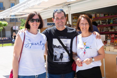 Del 24 de mayo al 2 de junio, la Plaza del Castillo volvió a convertirse en una librería al aire libre con la puesta en marcha de la decimoctava edición de la Feria del Libro de Pamplona. Once librerías instalaron sus stands en este céntrico espacio: Abarzuza, Arista, Chundarata, Elkar Comedias, Elkar Leire, Katakrak, Muga, Miriam, Nerea, Troa y Walden.